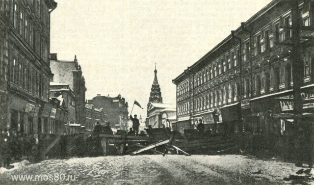 Дружинники на баррикаде