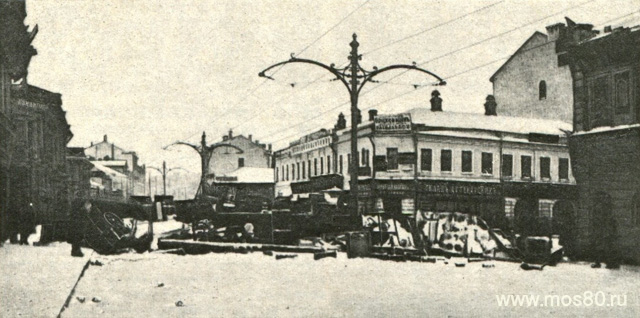 Баррикада на углу улицы Малая Дмитровка и Садовой-Триумфальной улицы