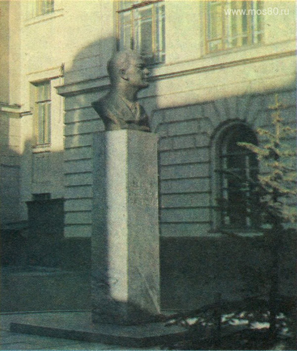 Бюст А. Л. Мясникова