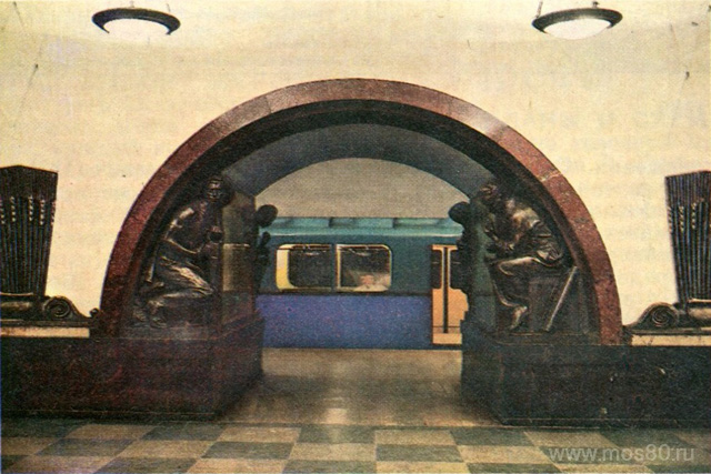 метро Площадь Революции