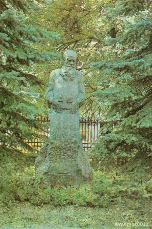 Памятник Л. Н. Толстому
